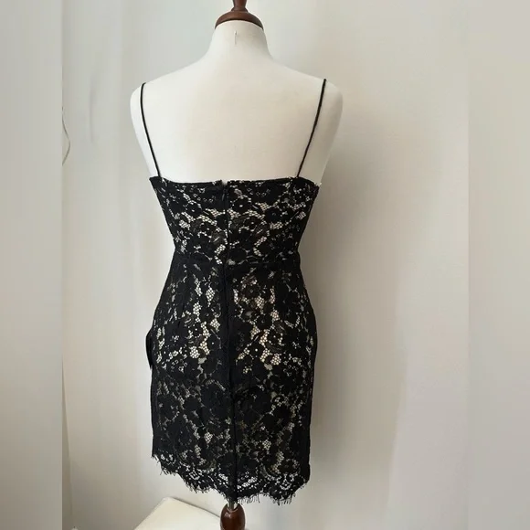 NWT Lulu’s Lace Dress size M - Picture 2 of 6